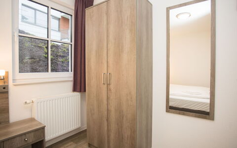 Blick Ins Grüne: Parete, Legna, Pavimentazione, Interior Design, Pavimento, Mobilia, Camera Da Letto, Letto, Camera, Appartamento