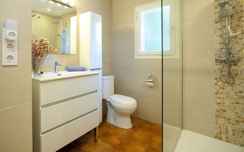 C&M: Toilet Seat, Bagno, Gabinetto, Pavimentazione, Idraulico Fixture, Pavimento, Parete, Interior Design, Mobiletto Del Bagno, Lavandino Del Bagno