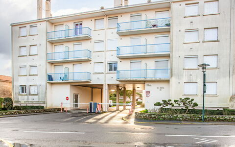 La Bernerie-En Retz 250: Appartamento, Quartiere, Zona Residenziale, Asfalto, Condominio, Urban Design, Insediamento Umano, Uso Misto, Balcone, Car Famiglia