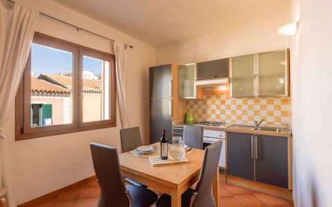 Cristal Blu Apartments In Santa Teresa Gallura: Mobilia, Casa, Porta, Color Legno, Sedia, Appartamento, Latifoglie, Cucina & Sala Da Pranzo Tavolo, Apparecchio Major, Cucina