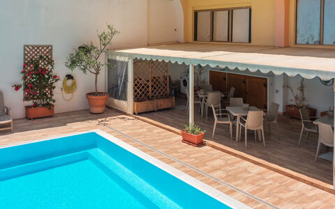 Cristal Blu Apartments In Santa Teresa Gallura: Piscina, Pavimento, Pavimentazione, Mobilia, Materiale Composito, Ricorrere, Mobili Da Esterno, Shade, Tempo Libero, Eco Hotel