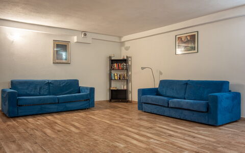 Cristal Blu Apartments In Santa Teresa Gallura: Mobilia, Divano, Pavimentazione, Pavimento, Interior Design, Legna, Soggiorno, Pavimento In Legno, Camera, Appartamento