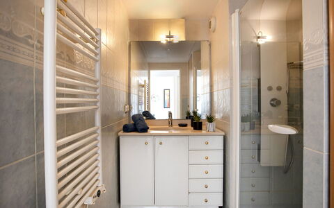 Le Garden Beach: Interior Design, Pavimentazione, Parete, Lavandino Del Bagno, Idraulico Fixture, Bagno, Pavimento, Legna, Mobiletto Del Bagno, Lavello