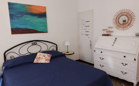 Casa Annalù With Garden, Wifi, Bogliasco: Mobilia, Letto, Camera Da Letto, Bedding, Interior Design, Lenzuolo, Pavimento, Pavimentazione, Legna, Biancheria