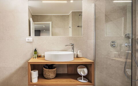 Brax8: Bagno, Lavandino Del Bagno, Idraulico Fixture, Pavimentazione, Interior Design, Lavello, Parete, Pavimento, Controsoffitto, Rubinetto
