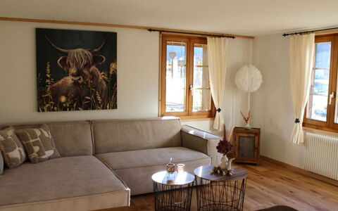 Flott: Mobilia, Interior Design, Divano, Pavimentazione, Pavimento, Legna, Tavolo, Soggiorno, Camera, Casa