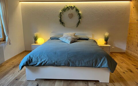 Flott: Mobilia, Letto, Interior Design, Camera Da Letto, Parete, Pavimentazione, Pavimento, Bedding, Lenzuolo, Legna