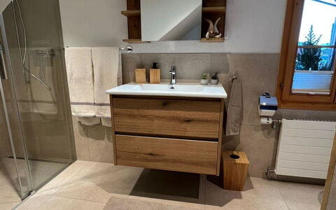 Flott: Pavimentazione, Pavimento, Interior Design, Mobiletto Del Bagno, Idraulico Fixture, Lavandino Del Bagno, Idraulico, Lavello, Bagno, Rubinetto