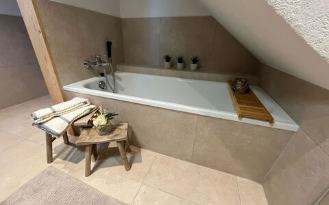 Flott: Pavimentazione, Pavimento, Vasca Da Bagno, Idraulico Fixture, Pavimento In Legno, Idraulico, Bagno, Materiali Naturali, Piastrella, Latifoglie