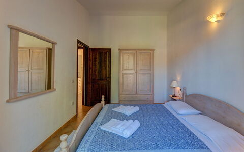 Apartment Sardinia Seaside Ac And Wifi: Mobilia, Pavimentazione, Pavimento, Interior Design, Letto, Camera Da Letto, Soffitto, Telaio Del Letto, Lenzuolo, Camera