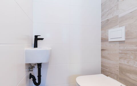Loucna Pod Klínovcem 176: Toilet Seat, Bagno, Gabinetto, Parete, Idraulico Fixture, Pavimentazione, Pavimento, Interior Design, Idraulico, Piastrella