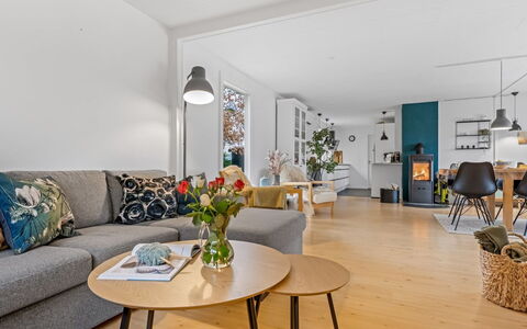 Runhild - 450M from the Sea: Mobilia, Interior Design, Pavimentazione, Divano, Parete, Pavimento, Soggiorno, Legna, Soffitto, Camera