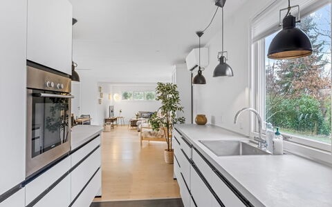 Runhild - 450M from the Sea: Pavimentazione, Interior Design, Cucina, Legna, Soffitto, Controsoffitto, Pavimento, Lampada, Mobilia, Illuminazione