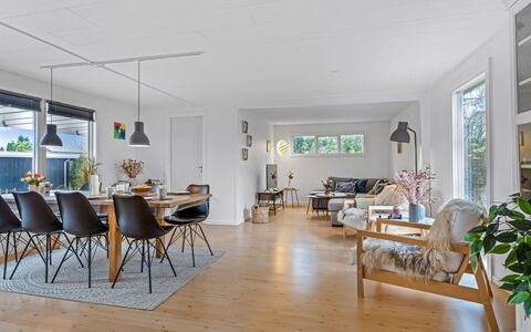 Runhild - 450M from the Sea: Pavimentazione, Interior Design, Legna, Pavimento, Mobilia, Pavimento In Legno, Soffitto, Casa, Soggiorno, Illuminazione