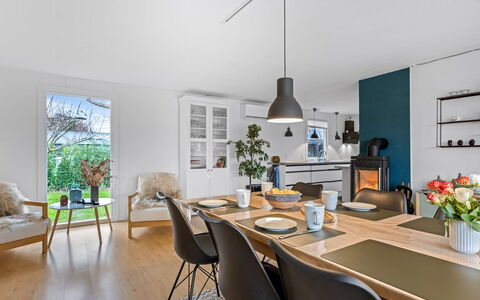 Runhild - 450M from the Sea: Mobilia, Interior Design, Sedia, Pavimentazione, Parete, Lampada, Sala Da Pranzo, Cucina & Sala Da Pranzo Tavolo, Soffitto, Tavolo