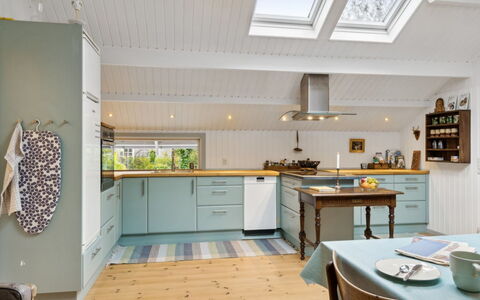Akule - 6Km from the Sea: Cucina, Controsoffitto, Pavimentazione, Interior Design, Cabinetry, Legna, Soffitto, Mobilia, Pavimento, Elettrodomestico Da Cucina
