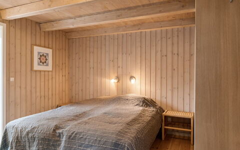 Akule - 6Km from the Sea: Pavimentazione, Pavimento, Parete, Interior Design, Legna, Soffitto, Camera Da Letto, Letto, Camera, Mobilia