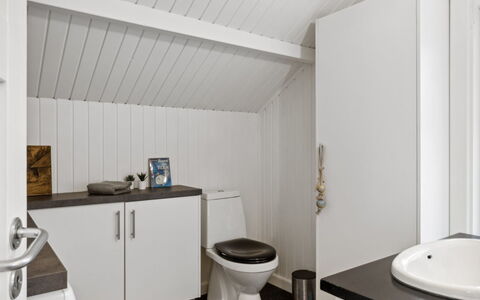 Akule - 6Km from the Sea: Parete, Idraulico Fixture, Pavimentazione, Pavimento, Interior Design, Lavello, Bagno, Soffitto, Rubinetto, Idraulico