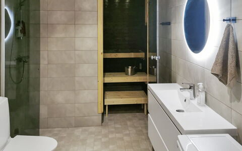 Villa Korpi: Bagno, Pavimentazione, Interior Design, Pavimento, Idraulico Fixture, Gabinetto, Lavandino Del Bagno, Toilet Seat, Mobiletto Del Bagno, Lavello