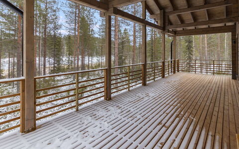 Villa Korpi: Legna, Latifoglie, Pavimento In Legno, Plank, Deck, Materiali Naturali, Portico, Color Legno, Legname, Illuminazione Diurna