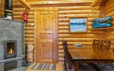 Kilpolan Orvokki: Finestra, Facciata, Architettura, Porta, Casa, Estate, Dimora, Finestra A Ghigliottina, Balcone, Villa