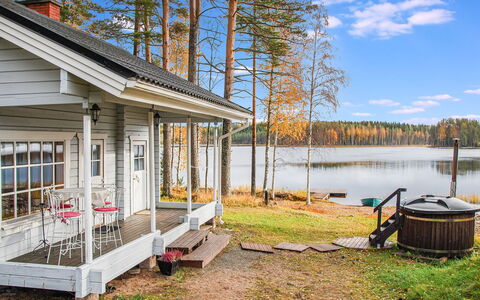 Mänty-Linna: Mobilia, Interior Design, Pavimentazione, Pavimento, Tavolo, Soffitto, Cucina & Sala Da Pranzo Tavolo, Illuminazione, Sedia, Casa