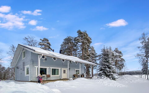 Mänty-Linna: Mobilia, Interior Design, Pavimentazione, Pavimento, Tavolo, Soffitto, Cucina & Sala Da Pranzo Tavolo, Illuminazione, Sedia, Casa