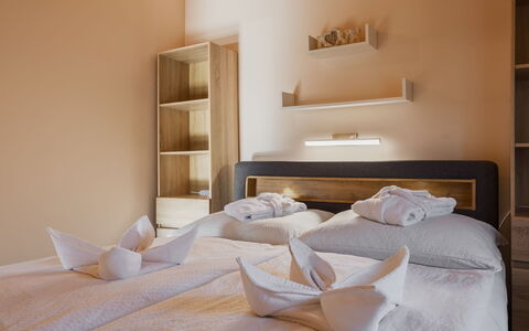 Hullám: Letto, Interior Design, Mobilia, Camera Da Letto, Bedding, Parete, Lenzuolo, Pavimento, Legna, Camera