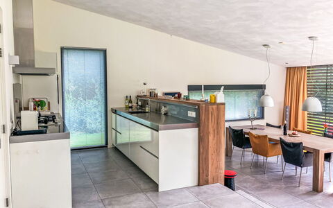 Villa Vrijheid: Interior Design, Mobilia, Pavimentazione, Pavimento, Controsoffitto, Legna, Soffitto, Cucina, Lampada, Illuminazione