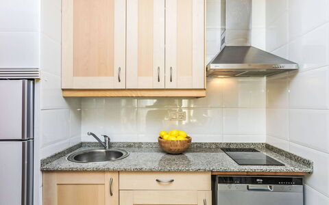 Anmar: Elettrodomestico Da Cucina, Cucina, Controsoffitto, Apparecchio Major, Cabinetry, Pavimentazione, Interior Design, Legna, Mobilia, Elettrodomestico