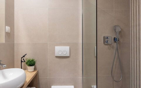 Zastup: Bagno, Toilet Seat, Gabinetto, Idraulico Fixture, Pavimentazione, Interior Design, Parete, Pavimento, Lavello, Lavandino Del Bagno
