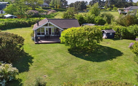 Sukie - 100M from the Sea: Vegetazione, Arbusto, Primavera, Villetta, Giardino, Shade, Backyard, Cortile, Sedia