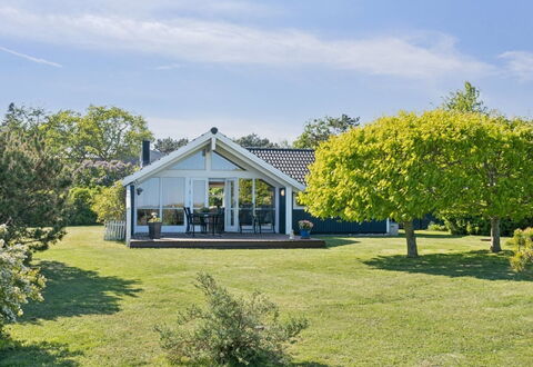 Sukie - 100M from the Sea: Casa, Villetta, Tetto, Estate, Shade, Agriturismo, Prato, Landscaping, Giardino, Cortile