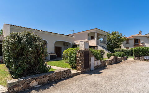 Budoni Homes Seaside, Ac And Bike: Zona Residenziale, Casa, Arbusto, Casa, Architettura, Tetto, Estate, Giardino, Landscaping