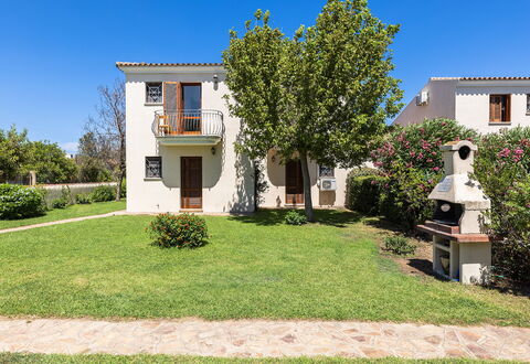 Budoni Homes Seaside, Ac And Bike: Zona Residenziale, Casa, Casa, Insediamento Umano, Prato, Giardino, Estate, Shade, Cortile, Landscaping