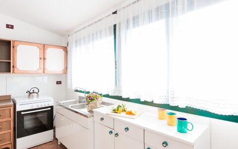 Appartamento Lido Specchiolla: Cucina, Interior Design, Controsoffitto, Apparecchio Major, Cabinetry, Pavimentazione, Mobilia, Elettrodomestico Da Cucina, Casa, Camera