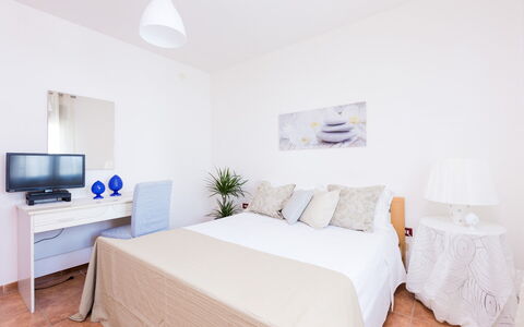 Appartamento Lido Specchiolla: Mobilia, Letto, Interior Design, Camera Da Letto, Pavimento, Legna, Pavimentazione, Camera, Lenzuolo, Bedding