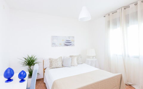 Appartamento Lido Specchiolla: Mobilia, Letto, Interior Design, Camera Da Letto, Parete, Pavimento, Pavimentazione, Legna, Bedding, Lenzuolo
