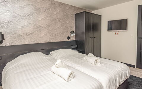 Renesse Bomont Sauna: Parete, Interior Design, Camera Da Letto, Pavimento, Pavimentazione, Letto, Bedding, Soffitto, Lenzuolo, Telaio Del Letto