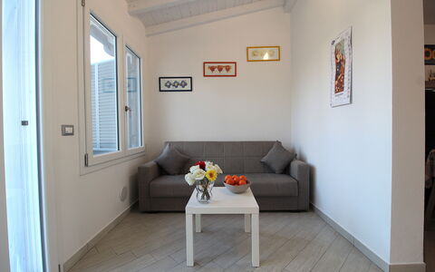 Villetta Elena, Ac, Wifi, Lido Degli Scacchi: Mobilia, Interior Design, Pavimentazione, Divano, Legna, Pavimento, Camera, Soggiorno, Appartamento, Casa