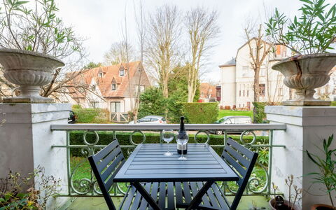 Chante le Coq: Mobilia, Sedia, Mobili Da Esterno, Tavolo Esterno, Cucina & Sala Da Pranzo Tavolo, Pianta Della Casa, Balcone, Tavolino Da Caffè, Vaso Di Fiori, Terrazza