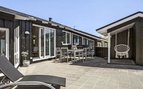 Erma - 125M from the Sea: Mobilia, Interior Design, Sedia, Pavimentazione, Tavolo, Ricorrere, Pavimento, Soffitto, Camera, Eco Hotel