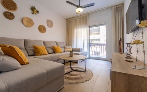 Valencia: Appartamento, Balcone, Ricorrere, Eco Hotel, Shade, Sedia, Condominio, Hotel, Mobili Da Esterno