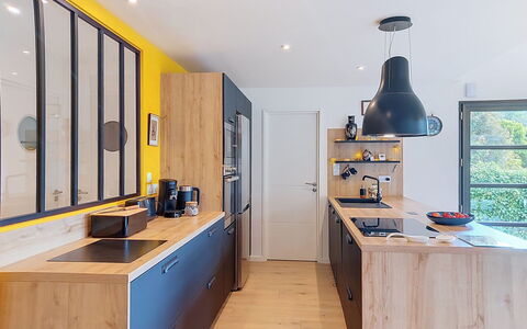 Ty'Vonne: Mobilia, Cucina, Interior Design, Controsoffitto, Pavimentazione, Cabinetry, Legna, Elettrodomestico Da Cucina, Lampada, Pavimento