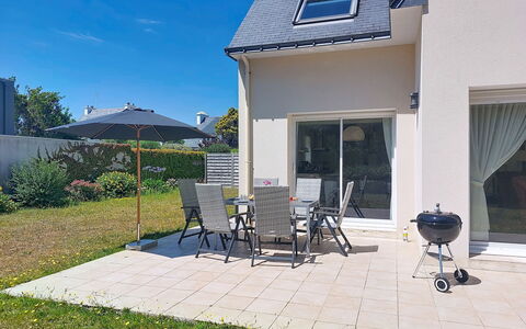 Villa de la Paix: Zona Residenziale, Casa, Casa, Giardino, Villetta, Estate, Shade, Cortile, Landscaping, Calcestruzzo