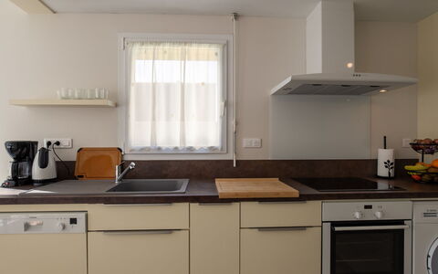Villa de la Paix: Elettrodomestico Da Cucina, Cucina, Controsoffitto, Apparecchio Major, Mobilia, Interior Design, Cabinetry, Cucina Stufa, Legna, Lavandino Della Cucina