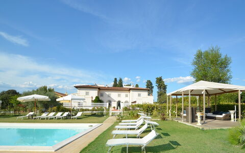Villa Yvonne: Piscina, Ricorrere, Mobili Da Esterno, Giardino, Lettino, Prato, Landscaping, Cortile, Shade, Sedia