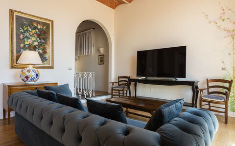 Villa Yvonne: Mobilia, Interior Design, Parete, Pavimentazione, Legna, Pavimento, Divano, Camera, Illuminazione, Soggiorno