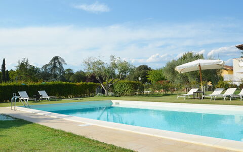 Villa Yvonne: Piscina, Ricorrere, Mobili Da Esterno, Giardino, Prato, Shade, Hacienda, Landscaping, Estate, Eco Hotel
