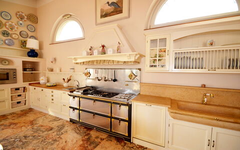Villa Yvonne: Cucina, Interior Design, Controsoffitto, Legna, Mobilia, Cabinetry, Pavimentazione, Elettrodomestico Da Cucina, Cucina Stufa, Illuminazione
